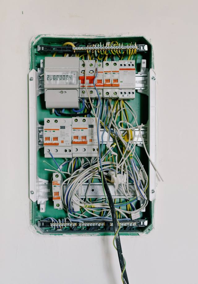 Tablou electric deschis, cu siguranțe automate, diferențial și contor montate pe șină DIN